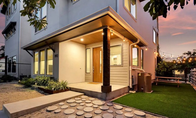 Swede Hill House | Modern 3-Story Escape - Sleeps 12 - Walk Downtown