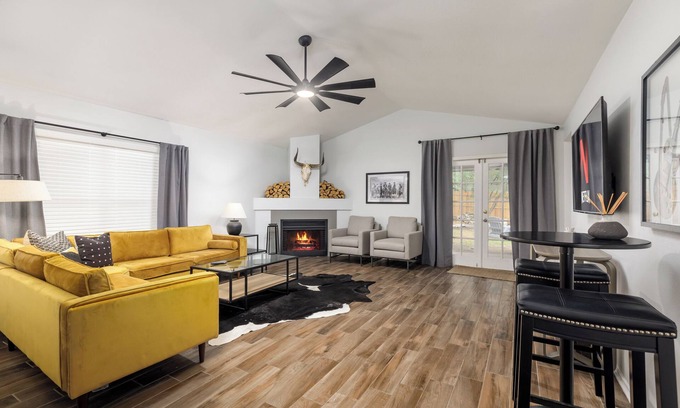 San Antonio House | Modern 3BD - Centrally Located - Backyard Fire Pit