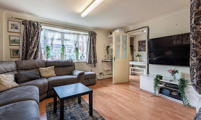 Langley Marish Apartment | Modern 3BD Stay near Elizabeth Line and Heathrow