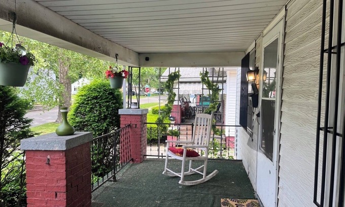 Decatur House | Modern 3BR + 2 Living Rooms Stylish & Spacious House in Central Decatur