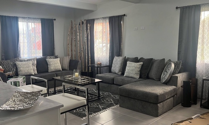 St. John's House | Modern 3BR/3BA Prime location for families or groups. 5mins to Beach & Shopping