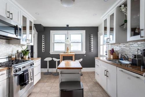 Cove - East Side - Shippan Apartment | Modern 3BR Apartment Downtown HarborPt I-95 Train