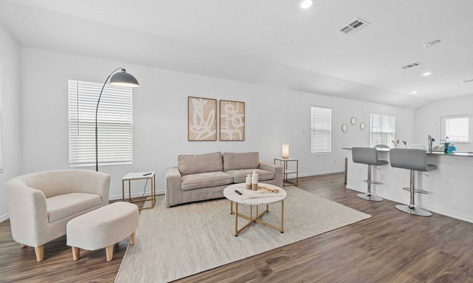 Hutto House | Modern 3BR Cottage-Private Yard-30+ Day Stay in Hutto #42147