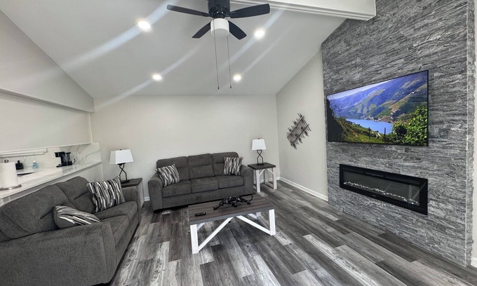 Sterling Heights House | Modern 3BR Family Retreat -Fast Wi-Fi Smart TV Prime Location