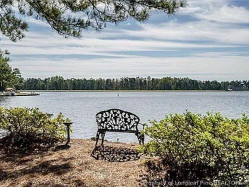 Olivia House | Modern 3br Lake front home