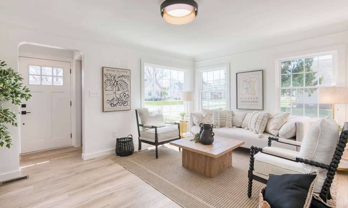 Parma House | Modern 3BR Retreat | Heart of Cleveland Living