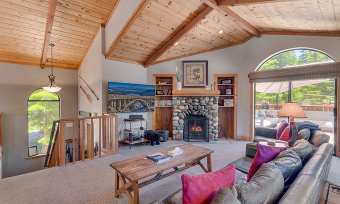 Talmont Cabin | Modern 3BR Tahoe Cabin w/Hot Tub