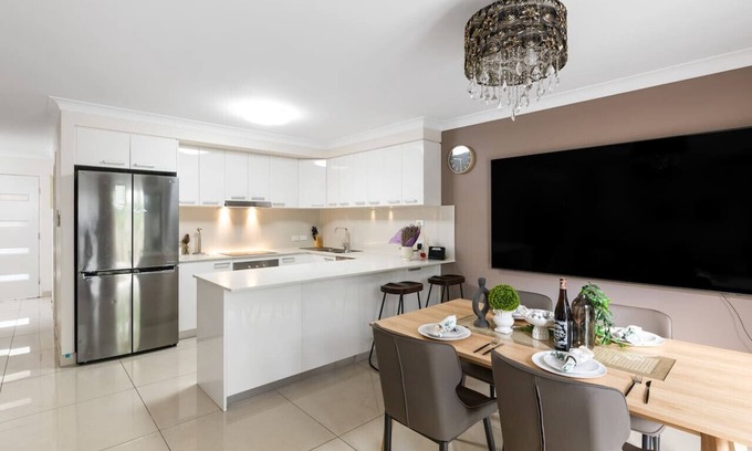 Calamvale House | Modern 3BR Townhouse in Calamvale Near Parks&Shops
