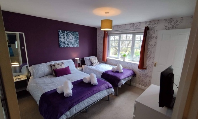 Walsall House | Modern 4 Bed House For Contractors & FamiliesnFree parking, M6, local amenities