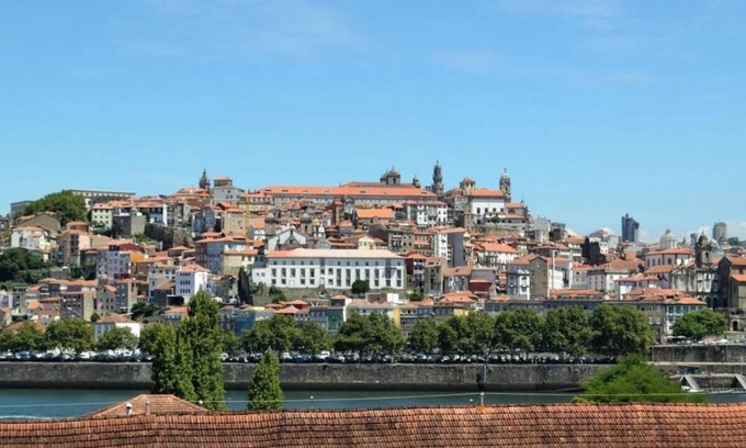 Vila Nova de Gaia Apartment | Modern 4-Bedroom Apartment with Balcony and Prime Location near Portonnnnnnn