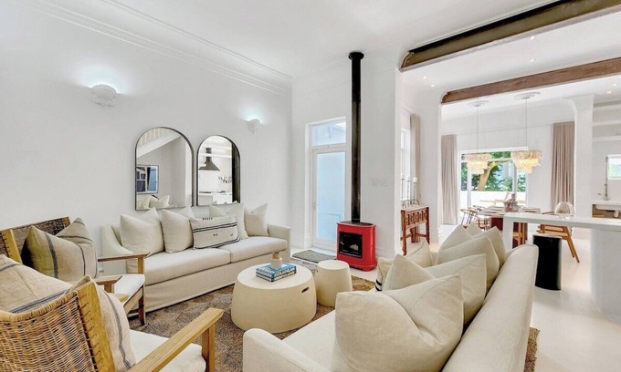 Green Point House | Modern 4-Bed Villa Green Point w patio & Parking