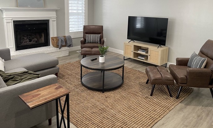 Murray House | Modern 4 Bedroom Close to Canyons w/Pool Table