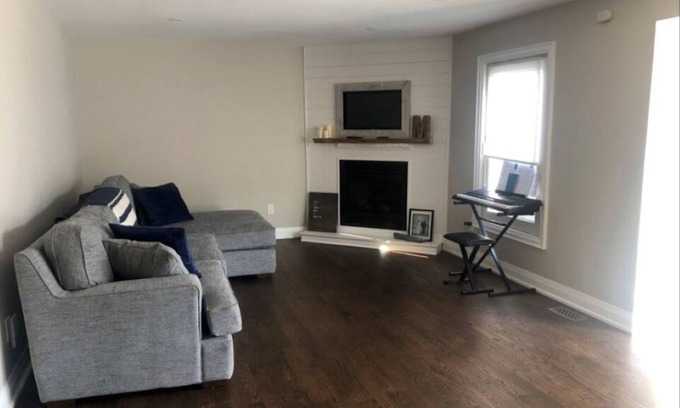 Erin Mills House | Modern 4 Bedroom home with pool