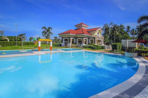 Tagum House | Modern 4 Bedroom House I Close to Malls I Swimming Pool I Maximum 12 Guests I by Bleuspace