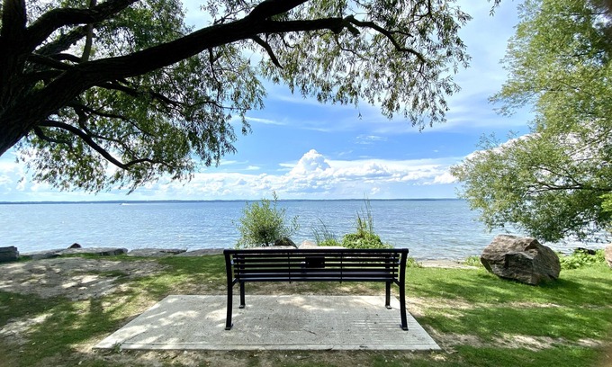 Keswick House | Modern 4 Bedroom Waterfront Retreat, By Lake Simcoe