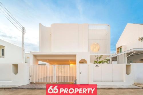 San Sai House | Modern 4 BR Home - Walk to Shopping and Supermarket