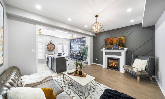 Hurontario House | Modern 4 Level home-Game room/Parking/Near Airport