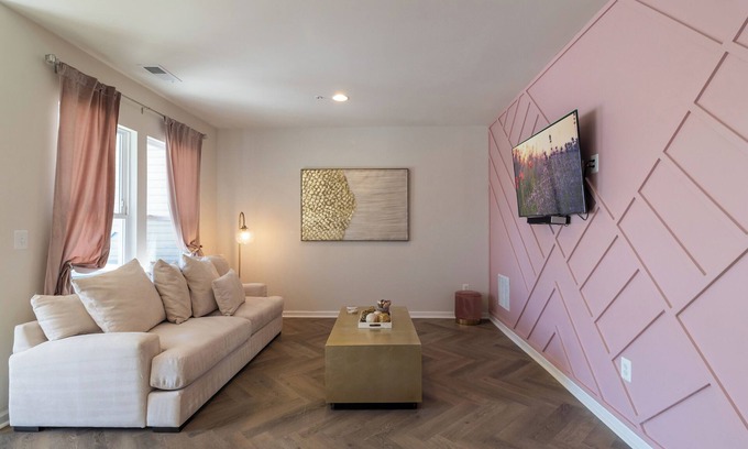 Hanover House | Modern 4-Story Townhome/Great Location