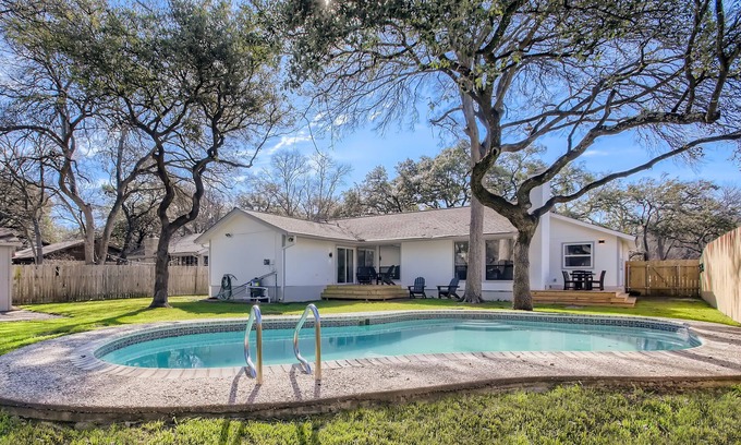 Village Oaks House | Modern 4bd w/Pool, Outside dining, Gourmet kitchen
