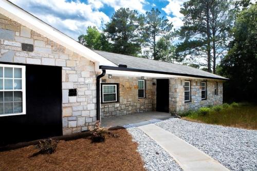 Conyers House | Modern 4BR Home Great Location Spacious