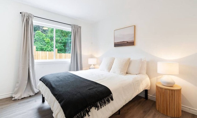 Barrie House | Modern 4BR Retreat | Walk to Beach & Georgian