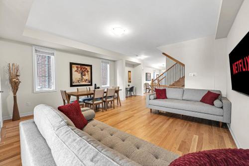 Burlington House | Modern 5 Bed Home Near Burlington Pier, Downtown, Hospital, GO