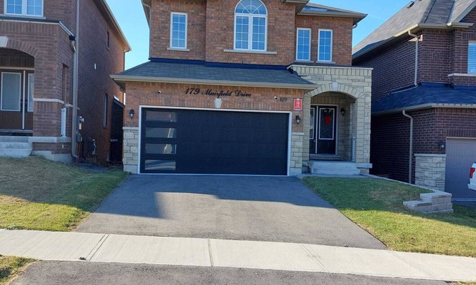 Barrie House | Modern 5-bedroom house close to Ski and Forest Trails