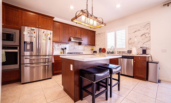 Ontario House | Modern 5B/3Ba House/Loft/10 Guest/near ONT airport