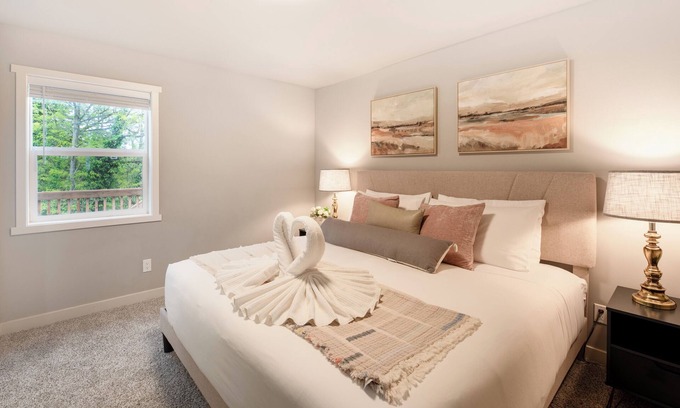 Bryn Mawr-Skyway House | Modern 5Bd+3Ba Remodeled Home with AC, Wifi, BBQ, Backyard in brilliant Seattle