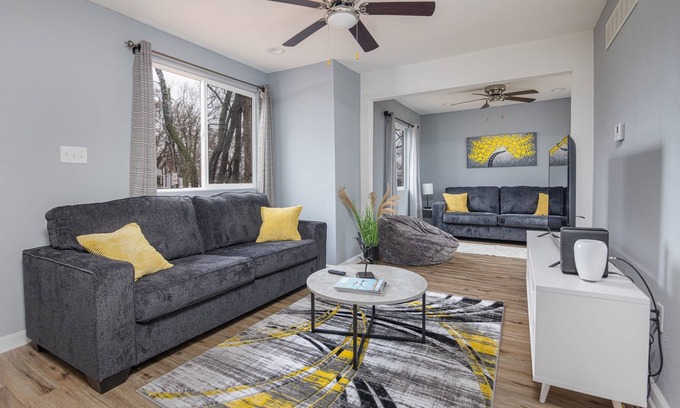 Des Moines House | Modern 5BR home, Ping Pong & wifi
