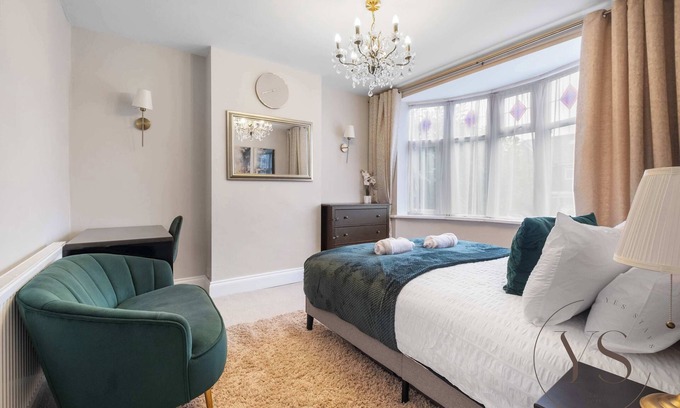 Wednesbury House | Modern 5BR Stay – Perfect for Groups & Work