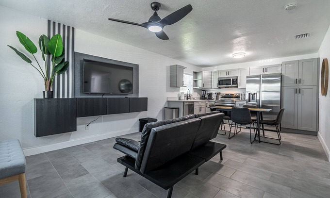 Southwest Orlando House | Modern 8 Sleeper near Downtown Orlando