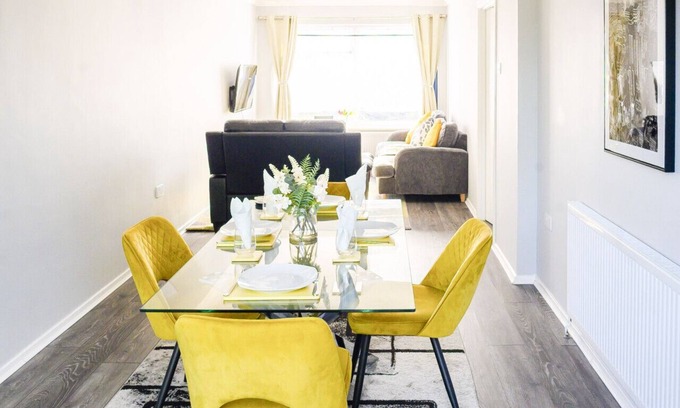 Abbey Wood Apartment | Modern Abbeywood home with garden & parking
