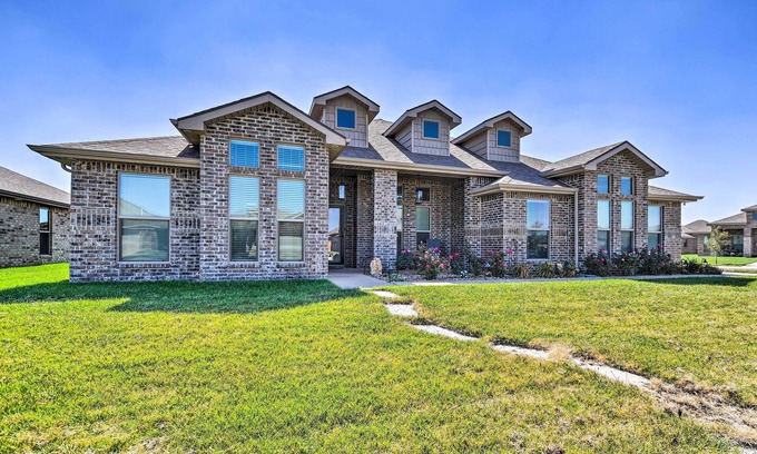 Amarillo House | Modern Amarillo House w/Fire Pit + Hot Tub!