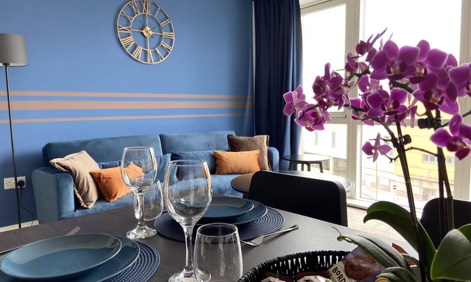 Hemel Hempstead Apartment | Modern and Comfortable 2-bed 2-bath Apartment Your Perfect Business Suite