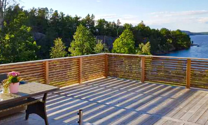 Kinda Municipality House | Modern and comfortable cottage overlooking lake Åsunden.
