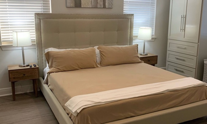 Mobile Apartment | Modern and comfortable updated 1 bedroom Midtown Apartment. King bed and cable!