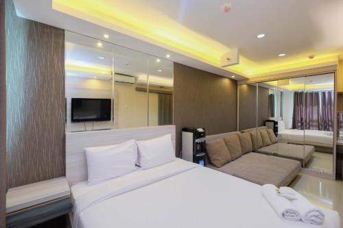 East Jakarta Apartment | Modern and Comfy 1BR Apartment at Woodland Park Residence By Travelio