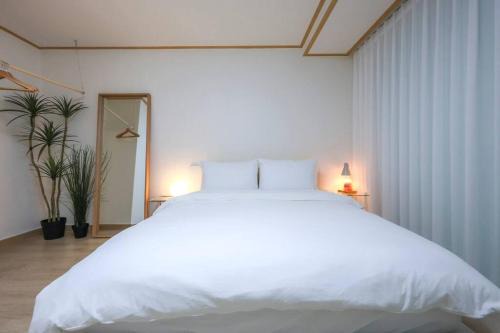Yeonnam-dong House | Modern and Comfy House/Hongik St. Exit 2 10min