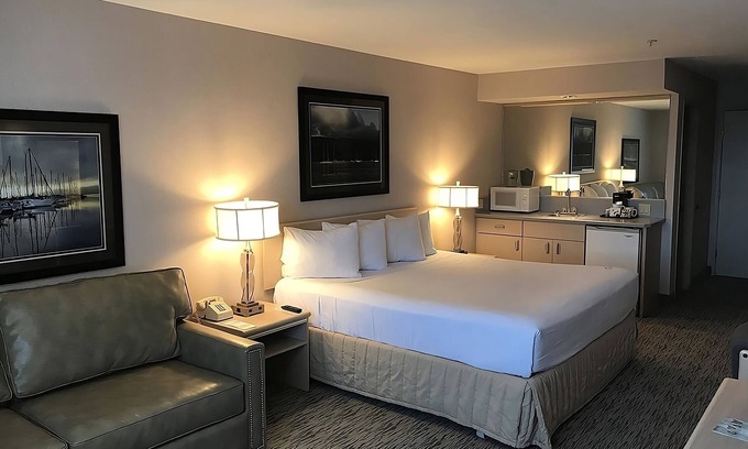 Warrenton Hotel | Modern and Comfy Unit, Near Attractions, Pool and Sauna