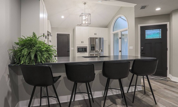 Council Bluffs House | Modern and comfy! Close to downtown Omaha(Berkshire, Graduation, zoo & more)