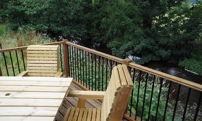 Hopton Castle Ski Chalet | Modern and contemporary lodge on a riverside setting.