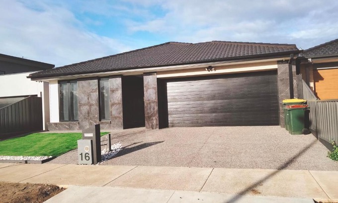St Leonards House | Modern and cosey 4 bedroom house walk to beach