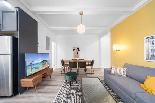Cote-Des-Neiges—Notre-Dame-De-Grace Apartment | Modern and cozy 4 bedrooms sleep 12