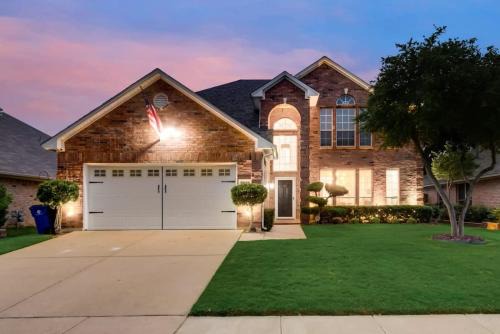 Fossil Creek House | Modern and Luxury DFW Mansion with Backyard Oasis