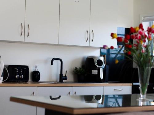 Tikipunga Apartment | Modern and spacious 1 bedroom holiday home
