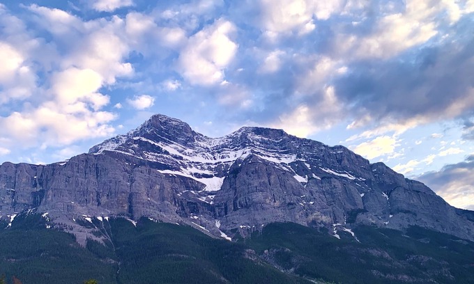 Cochrane House | Modern and spacious family home close to Calgary and the mountains.