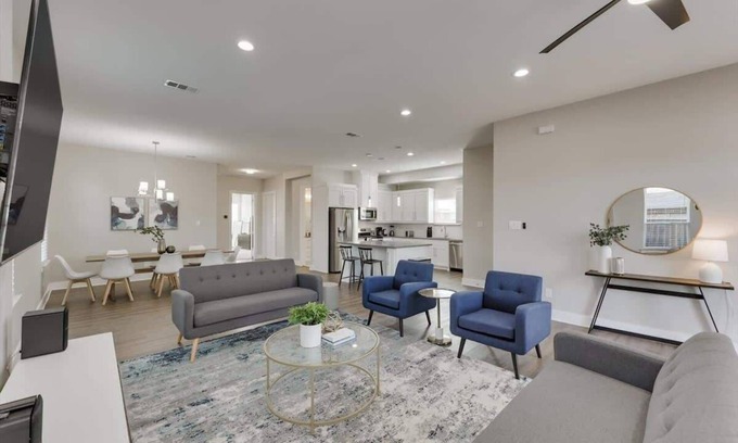 West Dallas House | Modern and Spacious High End Home near Downtown