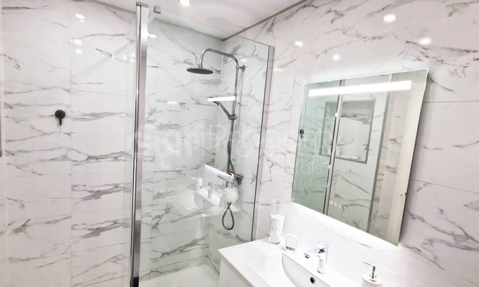 Gea y Truyols Apartment | Modern and stylish, 2-bed ground floor apartment
