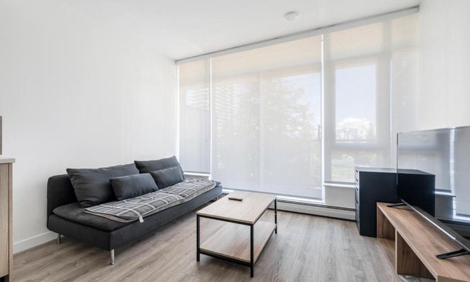 Surrey Apartment | Modern and Stylish Condo Retreat in Vibrant Surrey